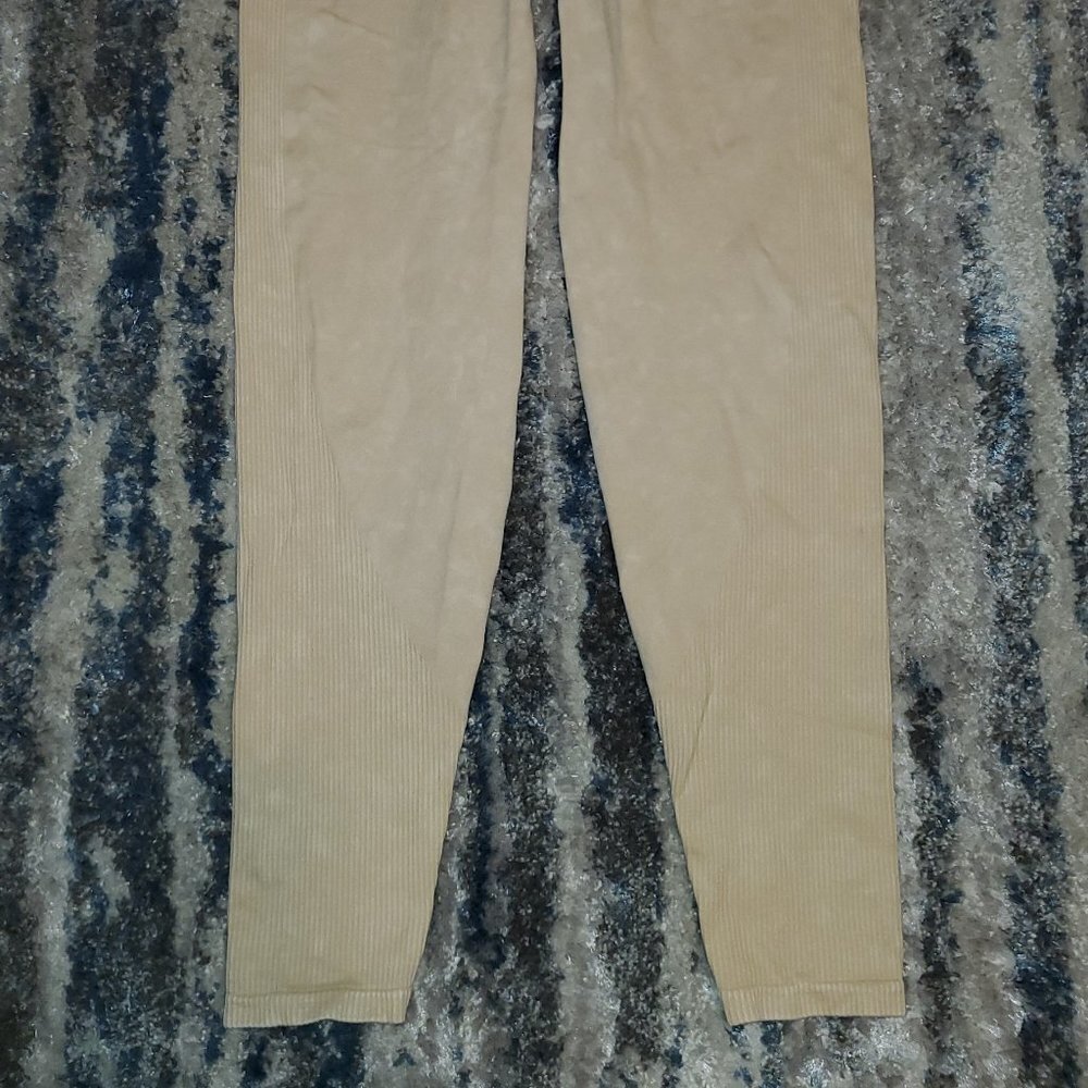 PINK SEAMLESS WORKOUT TIGHT BEACH || Med Like New - Picture 8 of 12